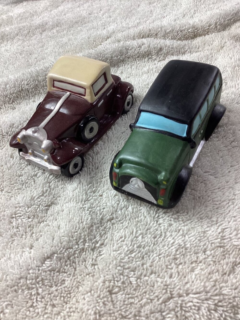 Vintage Ceramic Car Figurines Set - Green Station Wagon & Maroon Sedan*EUC